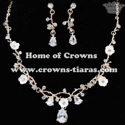 Crystal Necklace Set With Flower And Diamonds